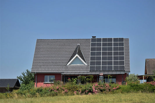 How Many kWh Can a Solar Panel Generate Per Day in the UK
